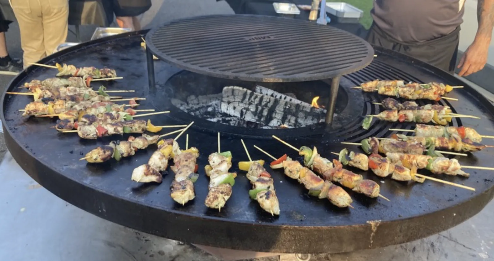 Le brasero et ses brochettes